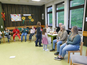 Symbolische Mantelteilung mit den Kommunionkindern (© Karl-Franz Thiede)